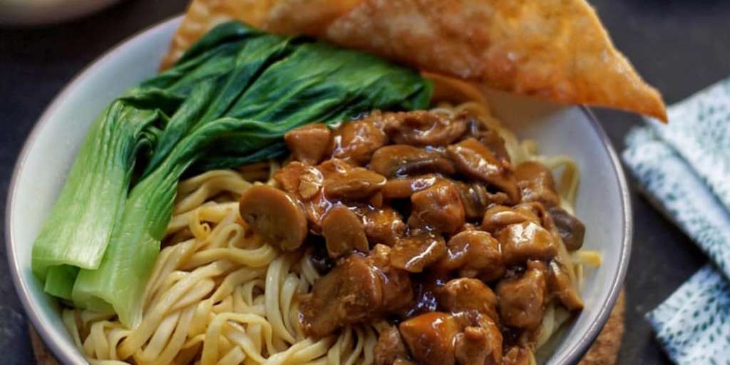 Mie Ayam Pangsit Pak Adi: Kenikmatan yang Menggoda di Jantung Cilacap
